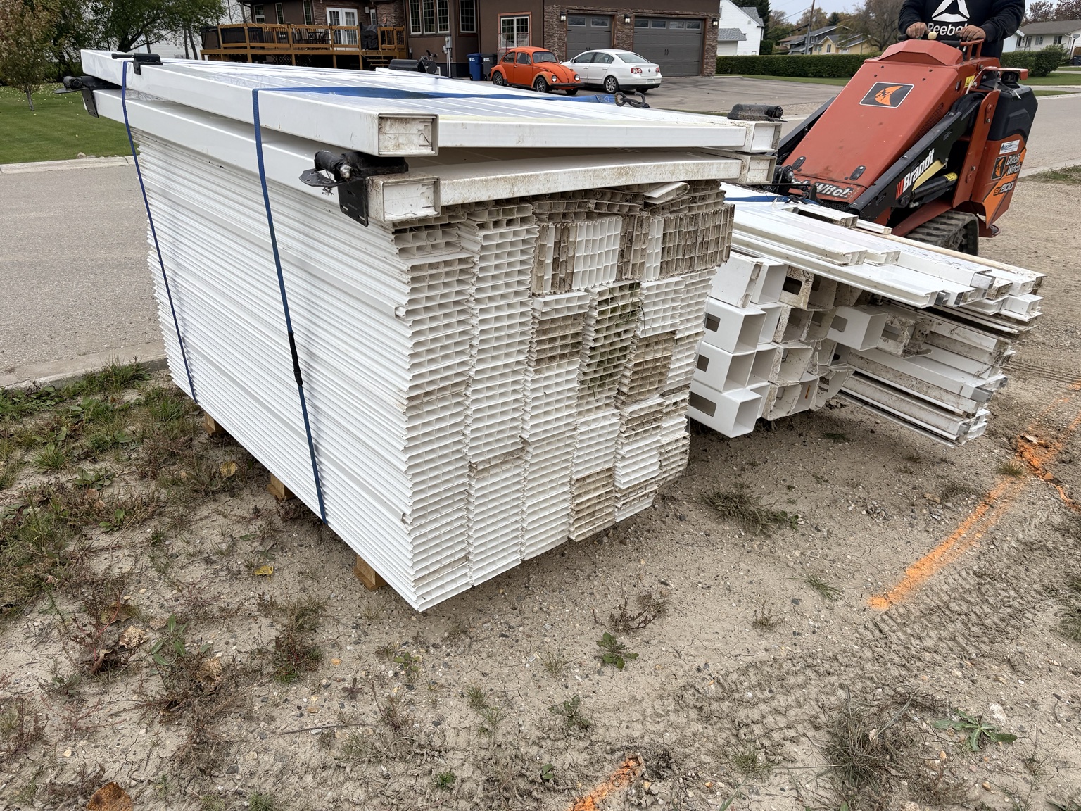 Longevity 6 ft White Vinyl Fence Package — Approx. 160 ft + 2 Gates photo 4